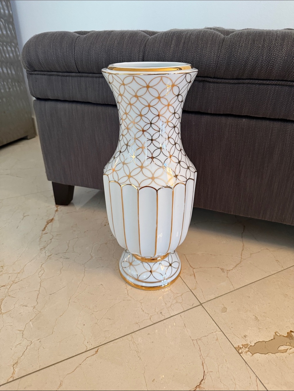 White and Gold Porcelain Decorative Vasec